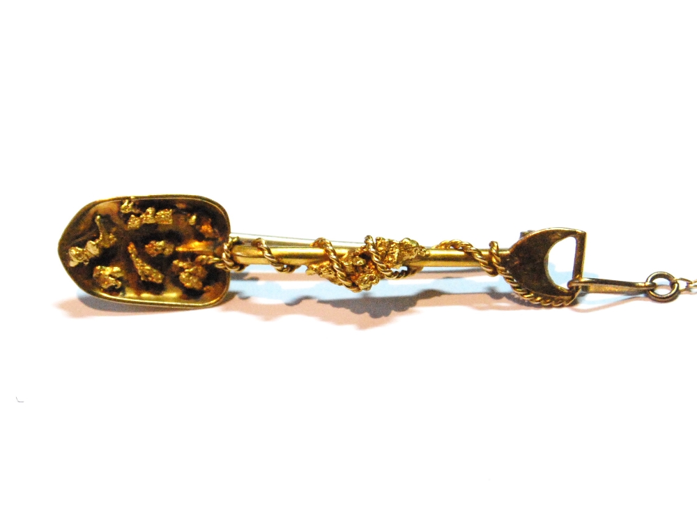 Gold digger's sweetheart brooch, modelled as a shovel with rope and gold nuggets, '18ct' 4.6g.