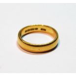 22ct gold band ring, size Q, 6.7g
