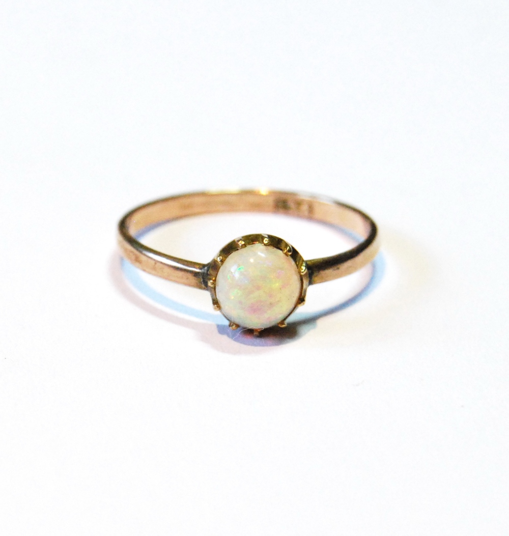 Edwardian ring with circular opal, in gold, 9ct, size R.