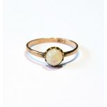 Edwardian ring with circular opal, in gold, 9ct, size R.