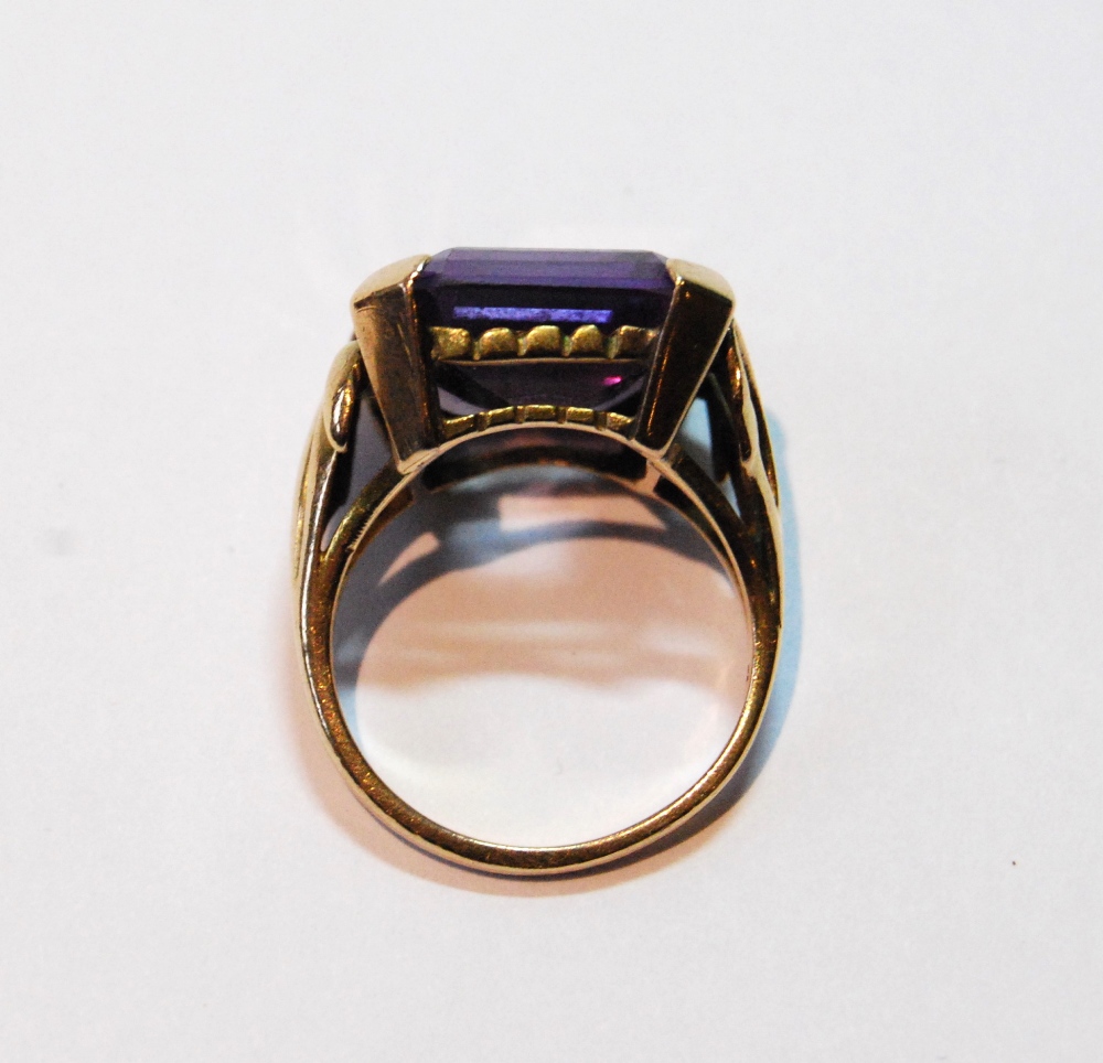 Dress ring with amethyst spinel, rectangular, in gold, '9ct', size M. - Image 2 of 3