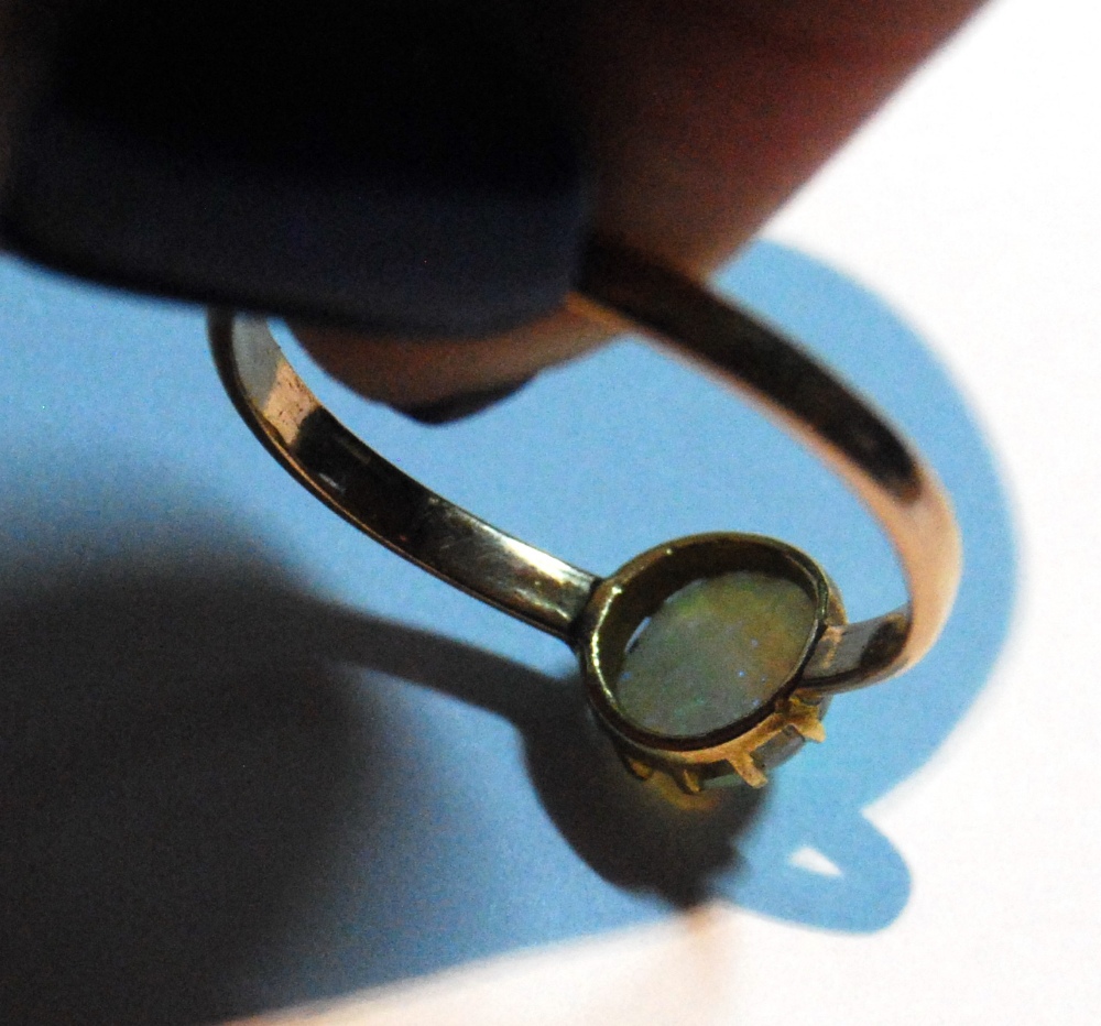 Edwardian ring with circular opal, in gold, 9ct, size R. - Image 3 of 3