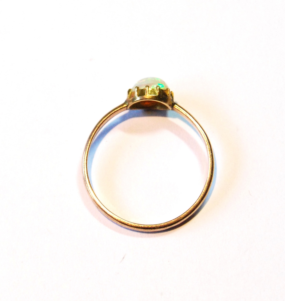 Edwardian ring with circular opal, in gold, 9ct, size R. - Image 2 of 3