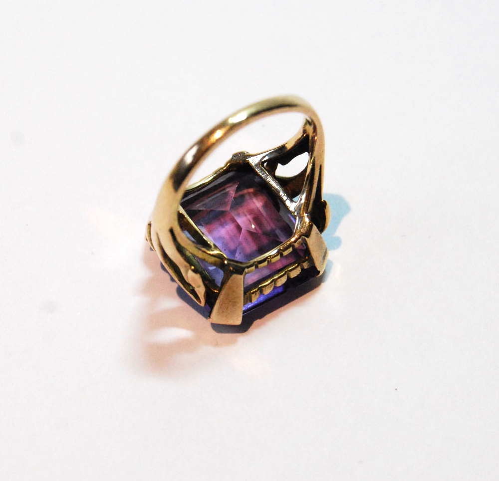 Dress ring with amethyst spinel, rectangular, in gold, '9ct', size M. - Image 3 of 3