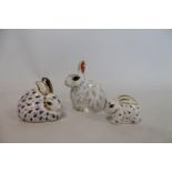 Three Royal Crown Derby Imari paperweights in the form of rabbits, 10cm, 8cm and 5cm high.  (3).
