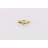 18ct gold diamond solitaire ring with central round diamond approx 4.5mm diameter or 0.3ct, 2.7g
