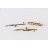 9ct gold aquamarine set bar brooch, 9ct gold curb link bar brooch and a pair of earrings, 3.33g