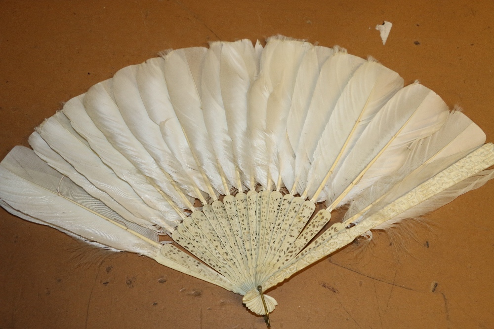 19th Century Chinese ivory brieze fan with white feather sticks, pierced and carved decoration and a - Image 5 of 6