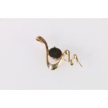 Contemporary 18kt gold brooch, 5.6g gross