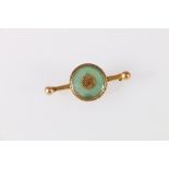 Chinese gold bar brooch with central green jade bi with a Chinese character, stamped LW20 to