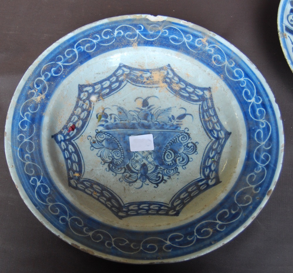 18th century Dutch Delft blue and white shallow dish with central panel of a Chinese building in a - Image 2 of 3