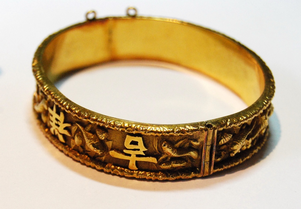 Chinese gold hinged bangle embossed with typical characters, W.H., 20', 34g. - Image 3 of 6