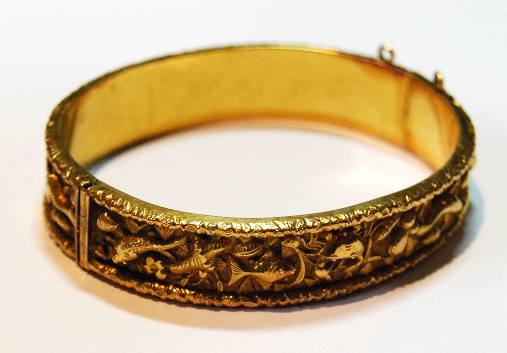 Chinese gold hinged bangle embossed with typical characters, W.H., 20', 34g. - Image 4 of 6