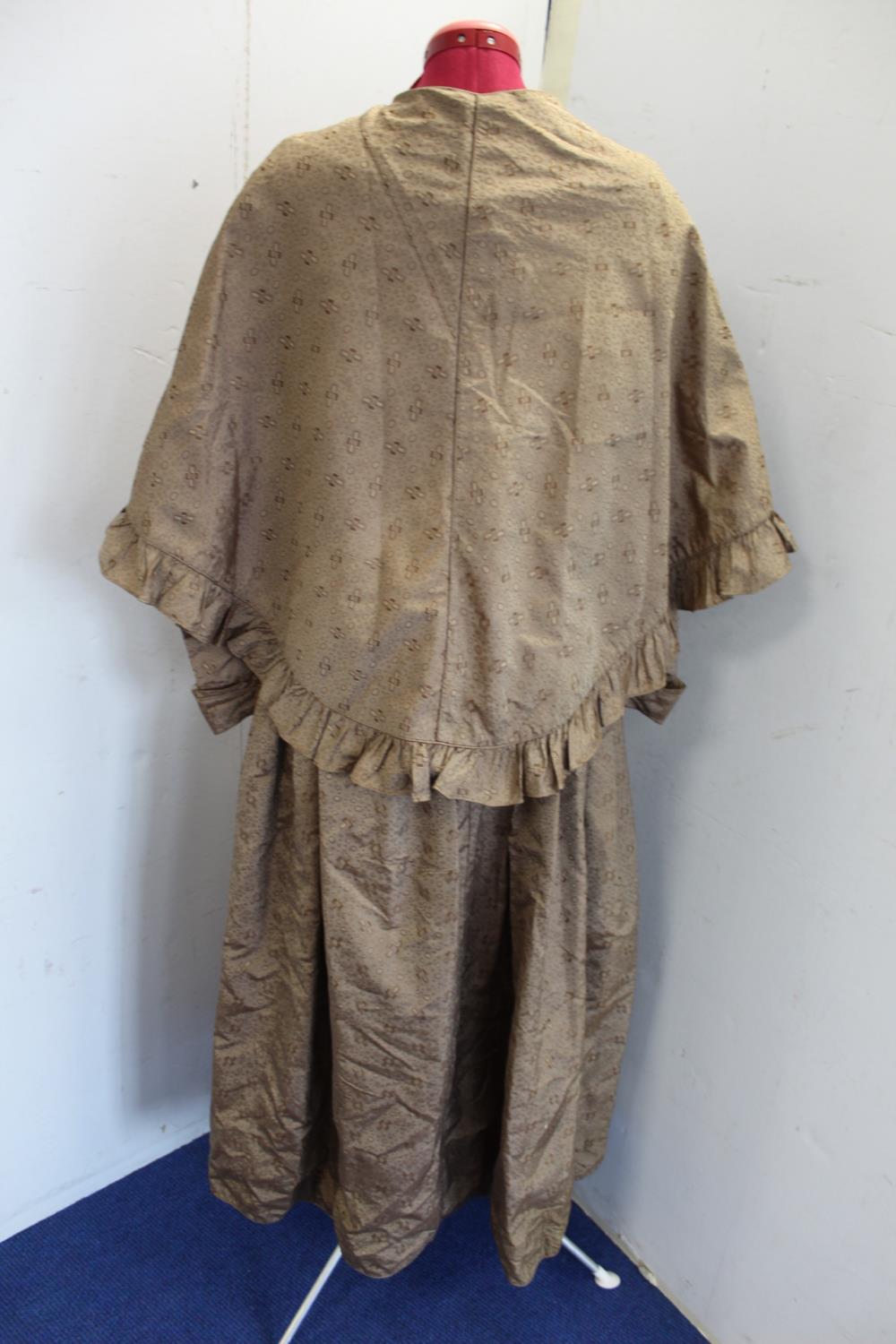 Victorian lady's brown silk damask dress with wide neck, V shaped pleated bodice with slim capped - Image 6 of 11
