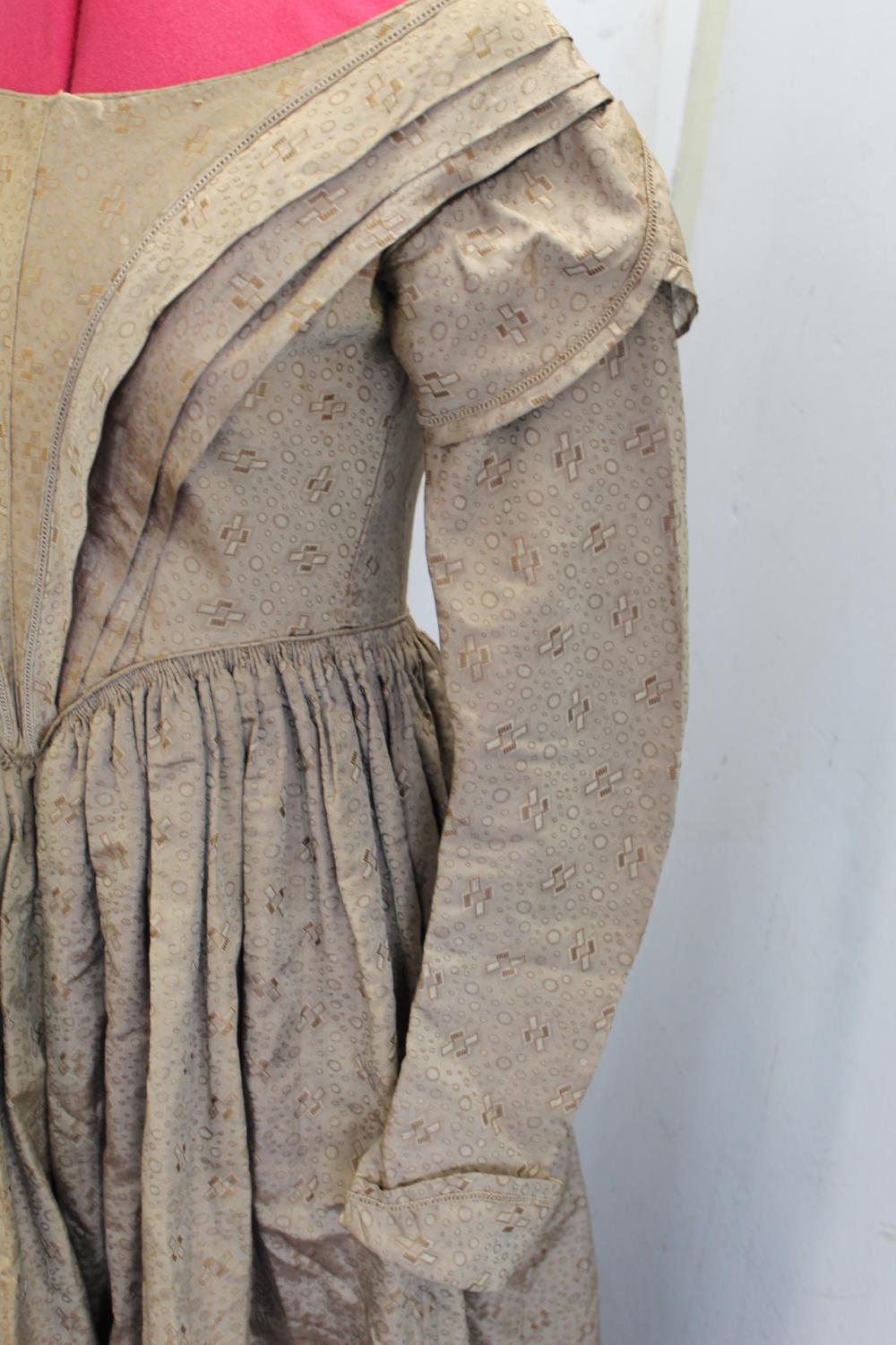 Victorian lady's brown silk damask dress with wide neck, V shaped pleated bodice with slim capped - Image 3 of 11