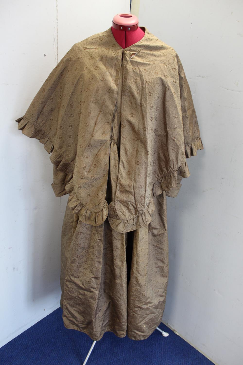Victorian lady's brown silk damask dress with wide neck, V shaped pleated bodice with slim capped - Image 5 of 11