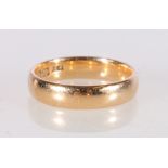 18ct gold wedding band ring, size N, 4.7g