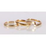 22ct gold wedding band, size I, 2.8g, a 9ct gold wedding band ring, size J/K, 1.1g and a 9ct gold