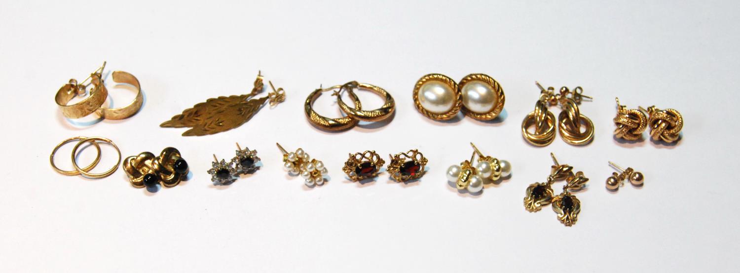 Fourteen pairs of earrings, mostly 9ct gold, 15g gross.