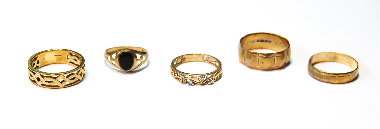 Two gold openwork rings and three others, all 9ct, 14g.