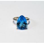 Blue topaz ring of pear shape in 9ct white gold, size Q.