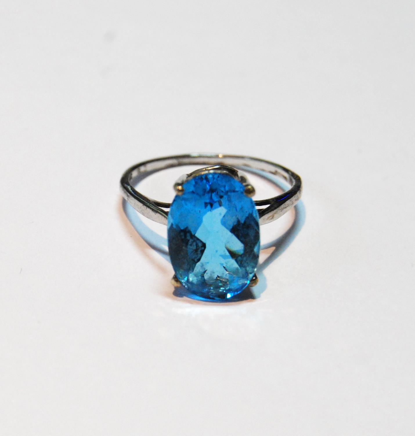 Blue topaz ring in 9ct white gold, size R½.