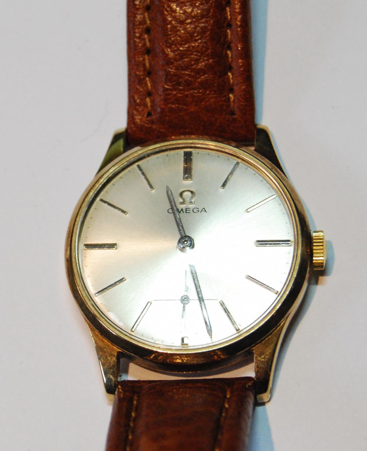 Gent's Omega watch, model 265, no. 11770004, with silvered dial in 9ct gold case, snap back, 1975.