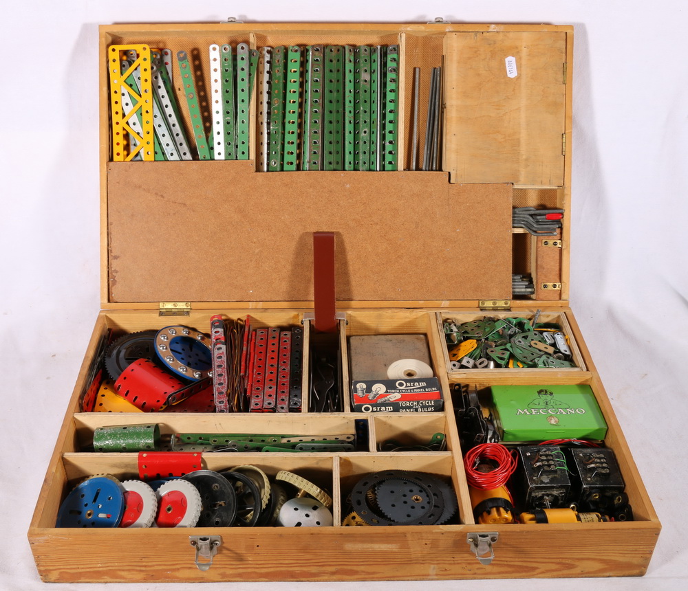 Meccano, a wooden hinge top case containing a good collection of Meccano parts and accessories