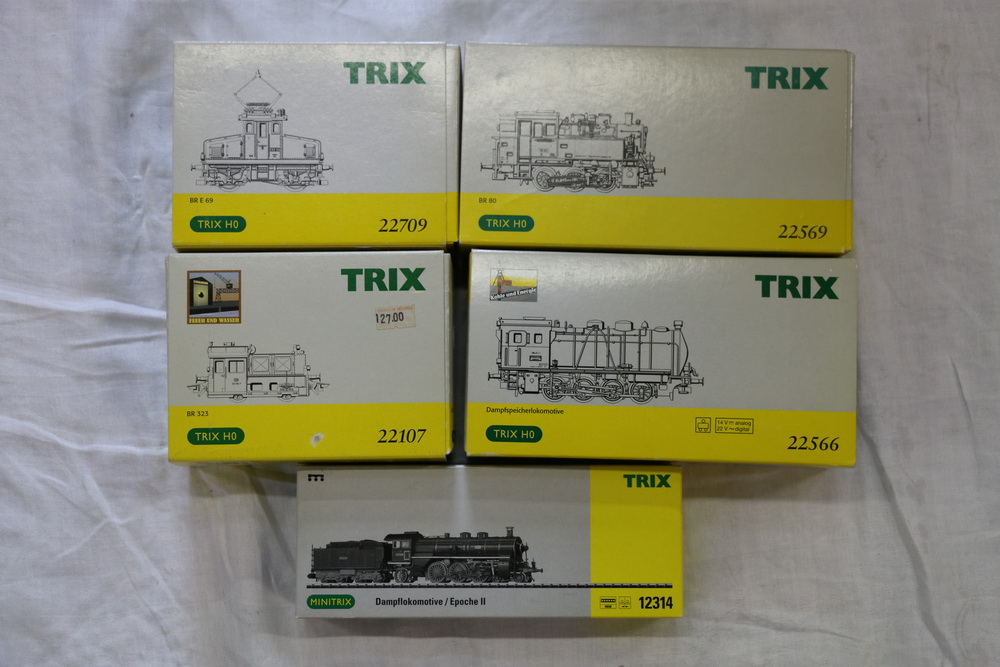 Trix HO scale model railways 22569 locomotive DB 80024 black, 22566 0-8-0 locomotive black, 22709