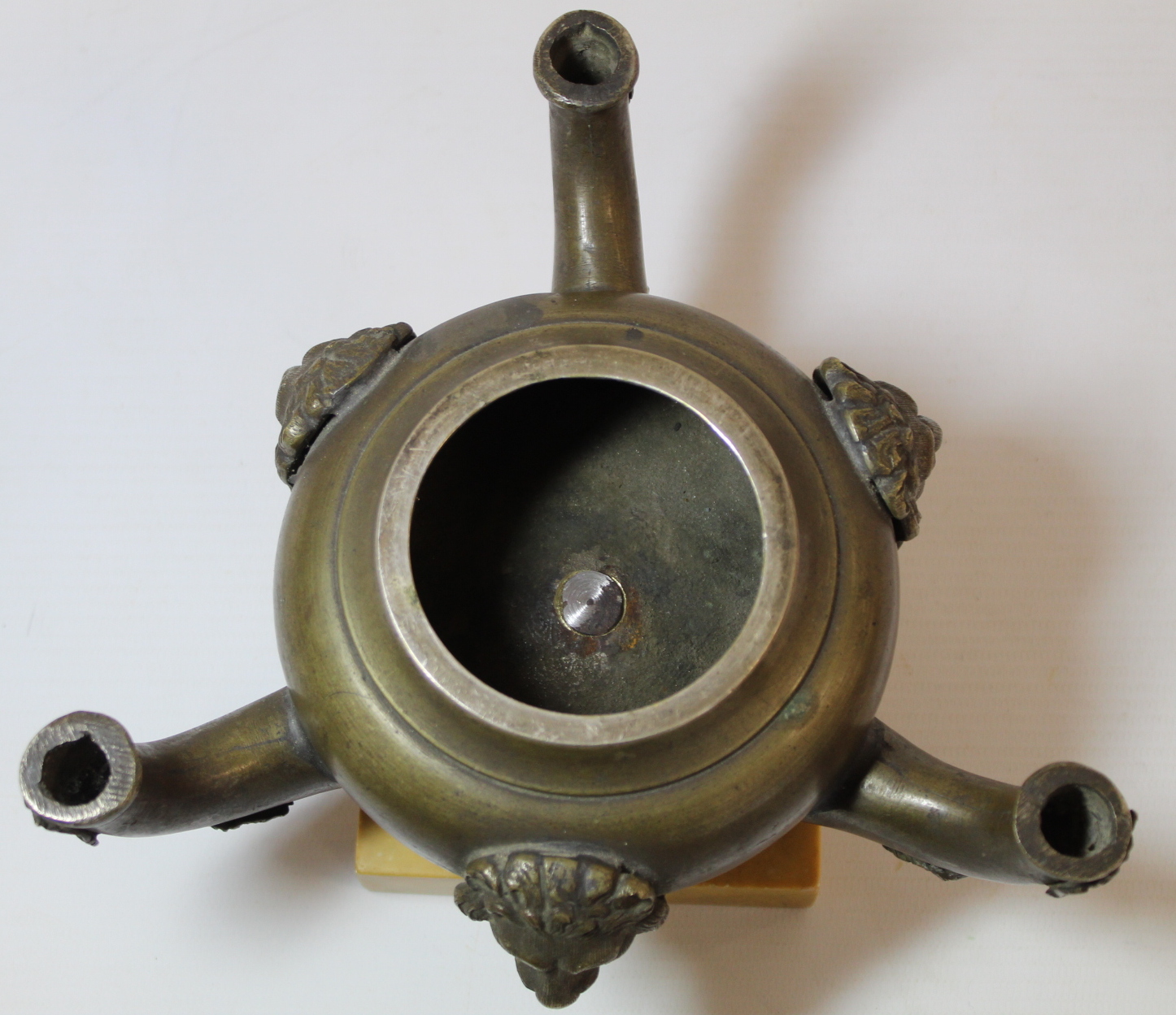 Bronze lamp base of squat circular form with three upturned spouts mounted on yellow marble plinth - Image 6 of 7