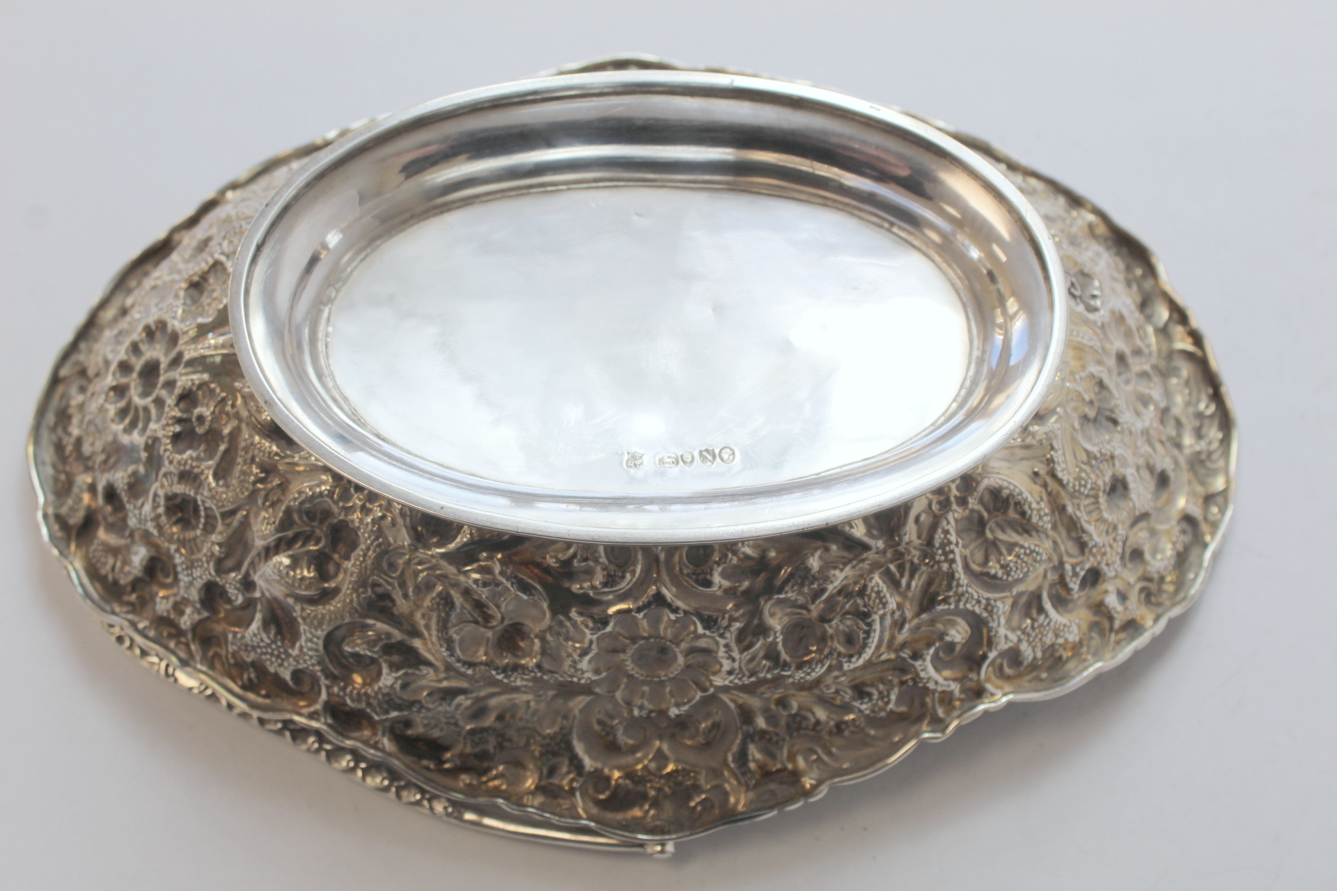 Silver cake basket oval with embossed scrolls and flowerheads by Finley & Taylor 1888. 9oz. - Image 3 of 4