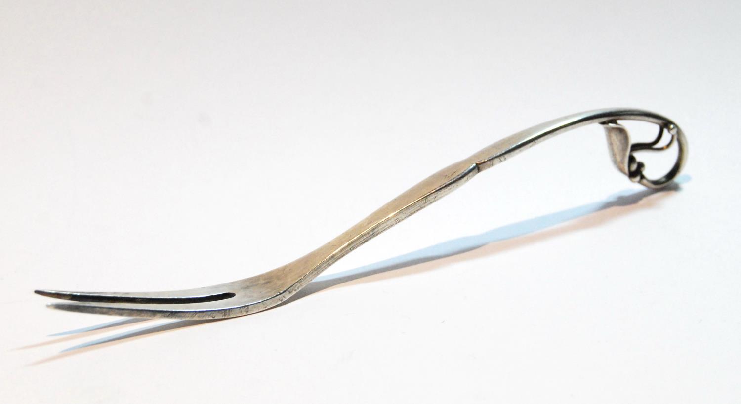 Georg Jensen silver pickle fork with two prongs, no. 21 pattern, Import Marks 1934, 13.5cm.