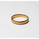 Gold band ring, probably 18ct, 4g, size T.