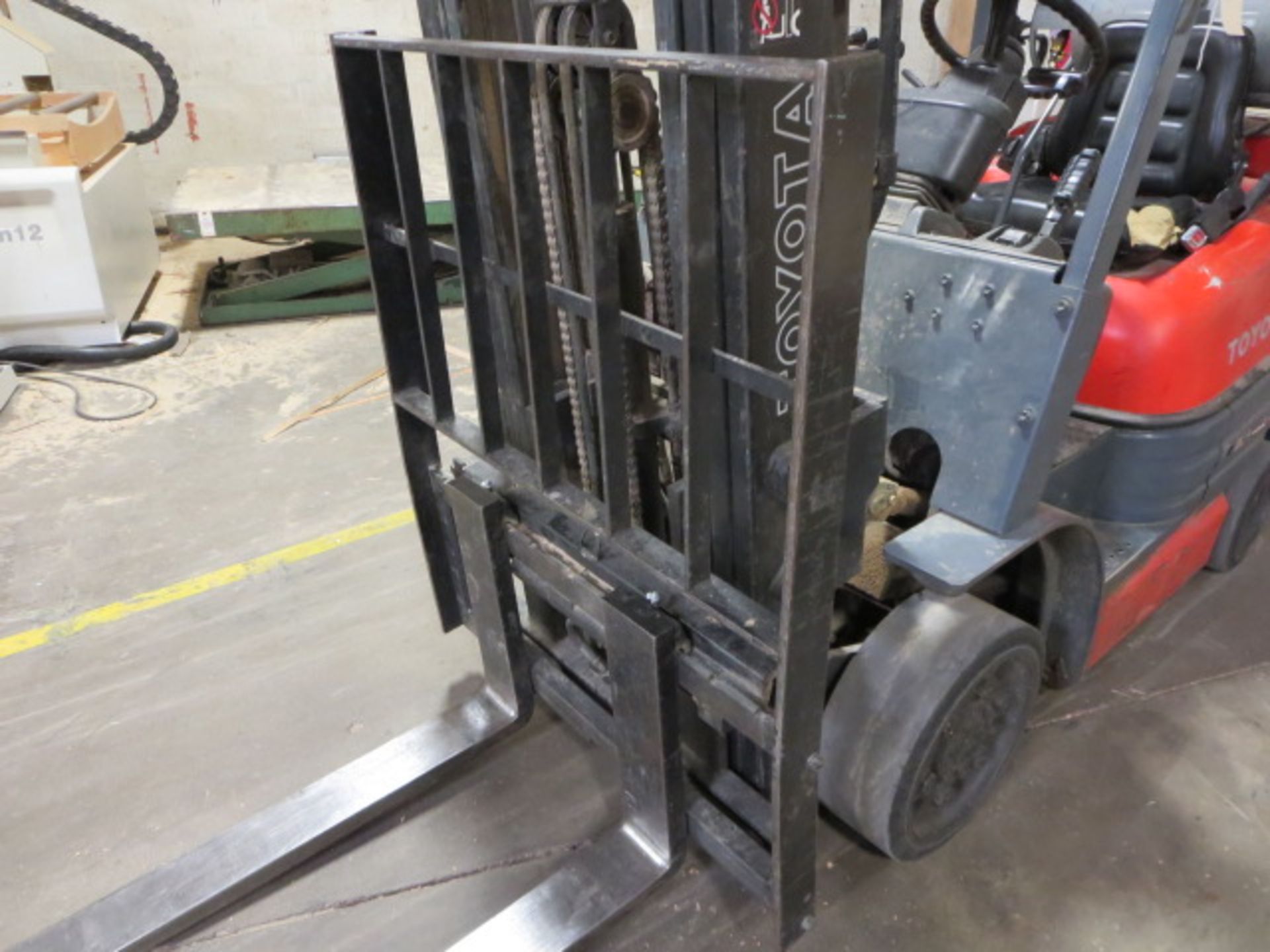 Toyota 4500LB Cap LP Forklift, OROPS, 3-Tier Mast, Side Shift, Work Lights, 48in. Forks, 9810 Hours - Image 6 of 8