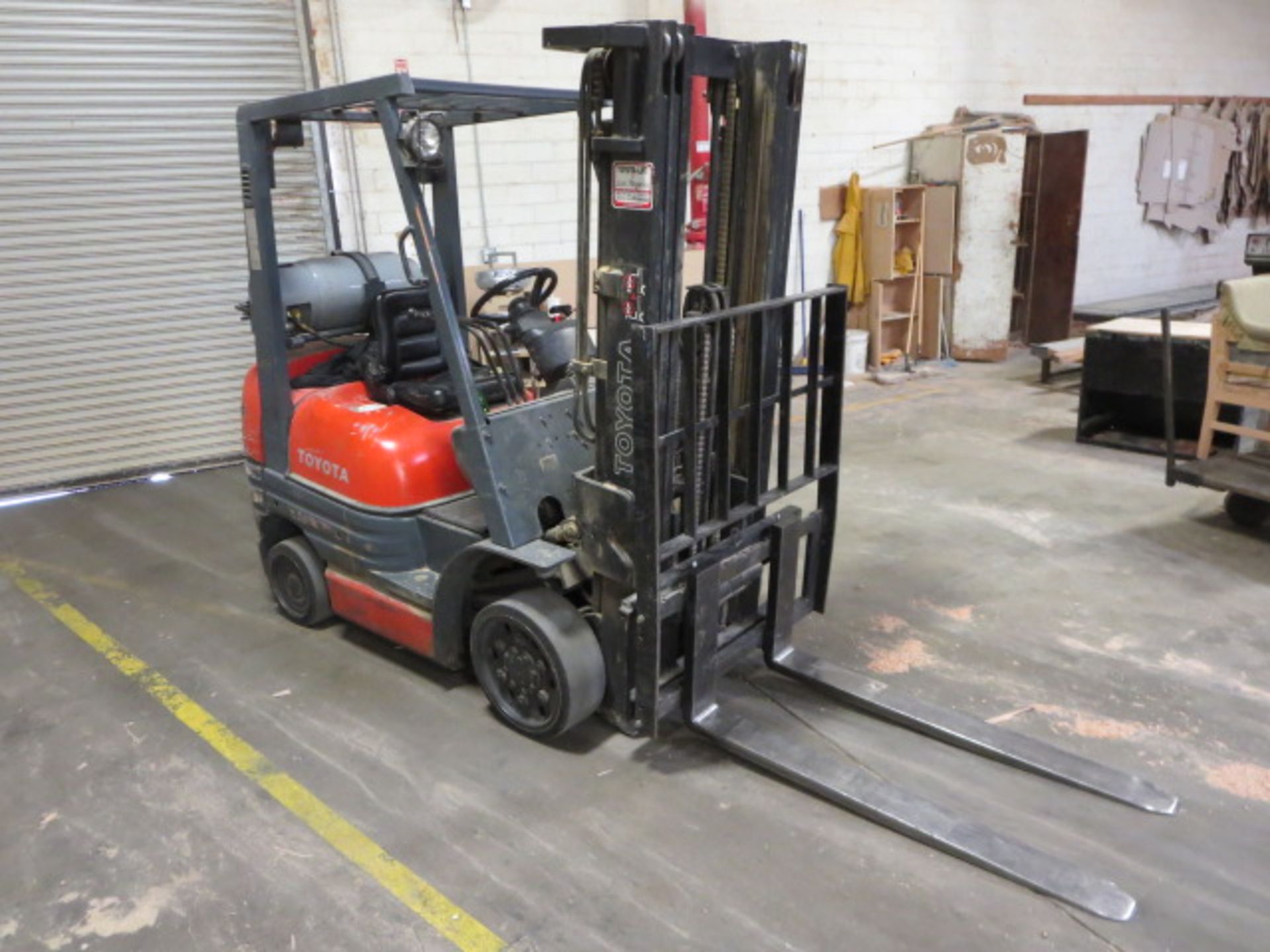 Toyota 4500LB Cap LP Forklift, OROPS, 3-Tier Mast, Side Shift, Work Lights, 48in. Forks, 9810 Hours - Image 2 of 8