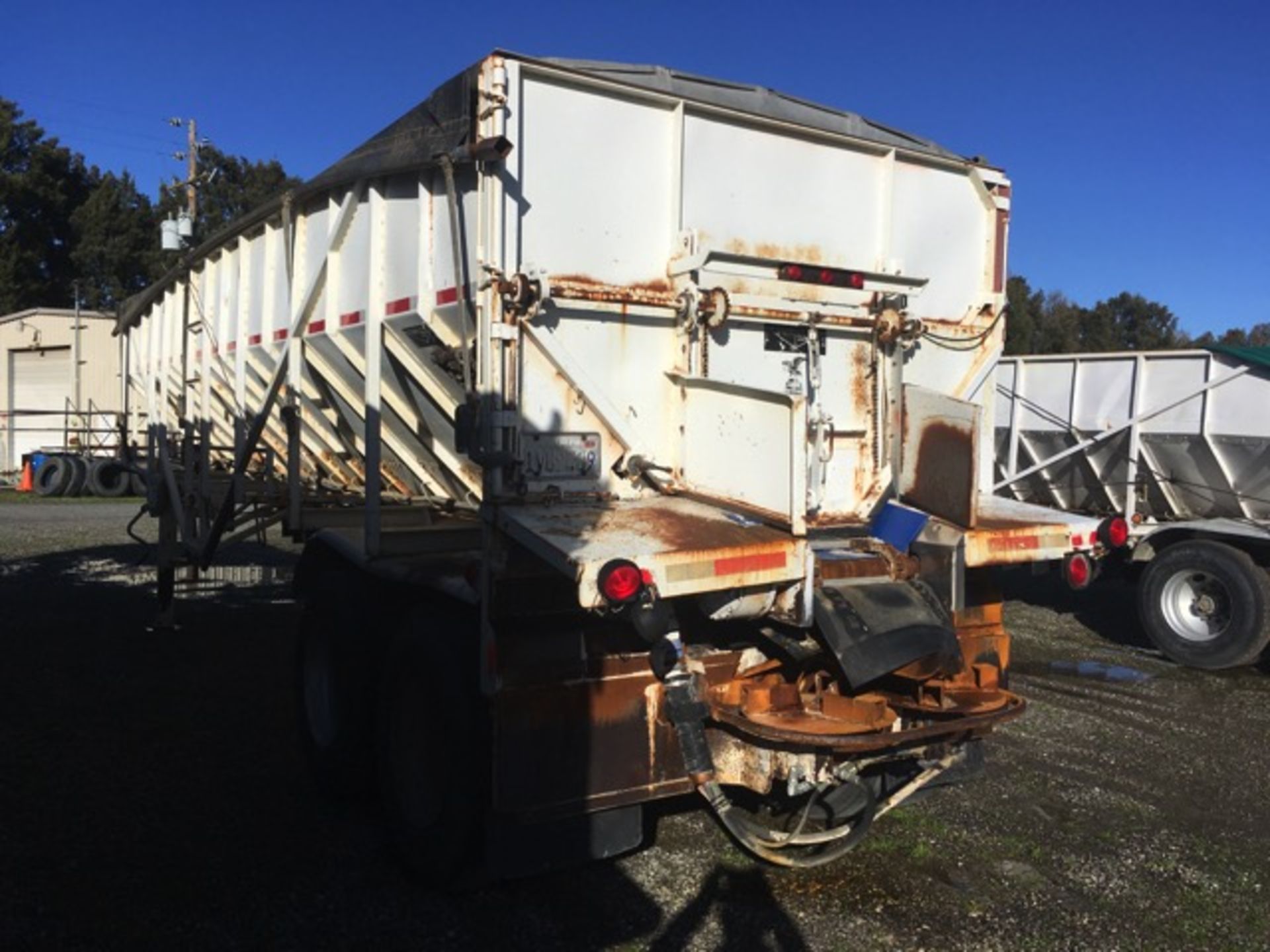 1995 Farmbed Bulk Belt Trailer, Tandem Axle, Top Hinge & Slider Controls, Roll Over Tarp, 11R22.5 - Image 2 of 14