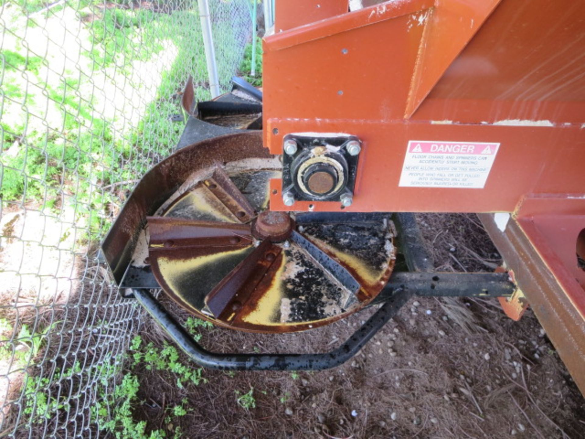 2016 Pequea Orchard Spreader Model LPV12G S/N 240; sale is subject to confirmation - Image 14 of 15