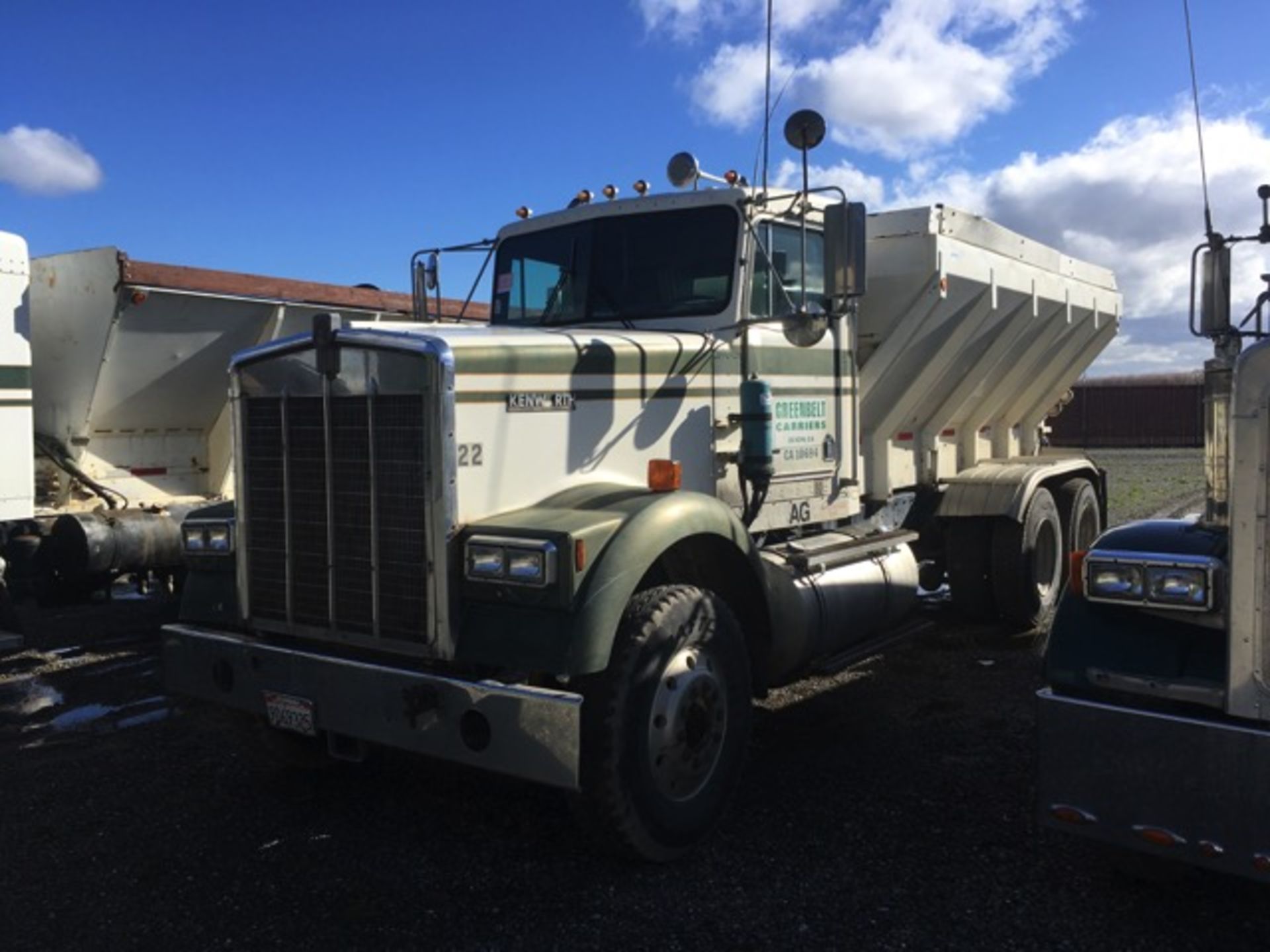 1982 Kenworth W900 Spreader Truck, Manuel Trans, Cummins Diesel Engine, AC, 46,000 GVWR, Odometer - Image 3 of 37