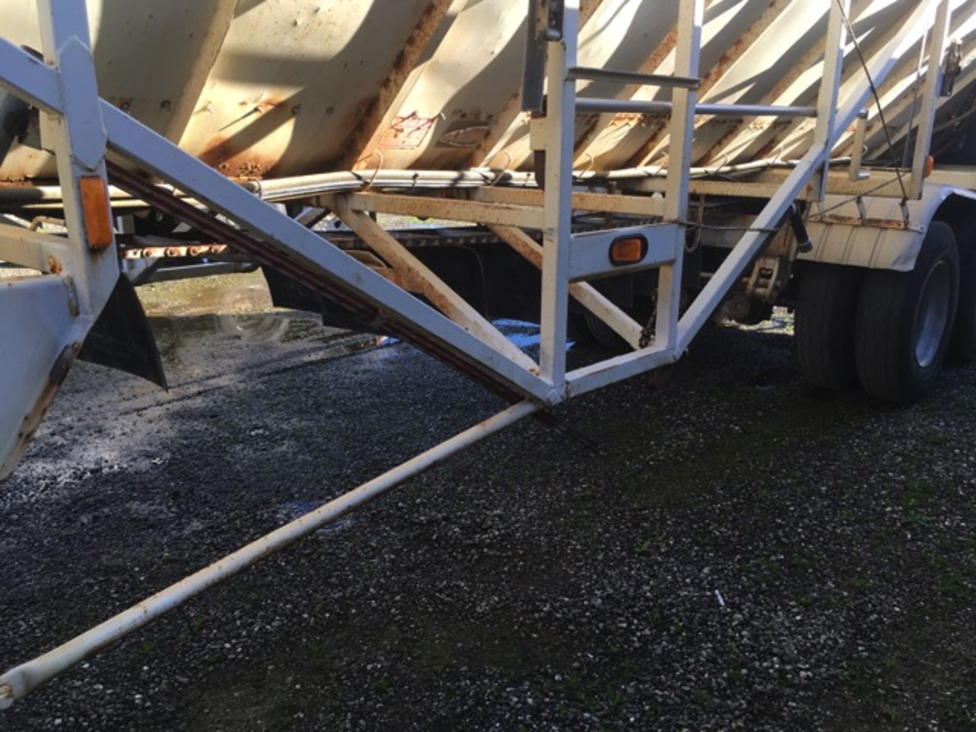 1995 Farmbed Bulk Belt Trailer, Tandem Axle, Top Hinge & Slider Controls, Roll Over Tarp, 11R22.5 - Image 13 of 14