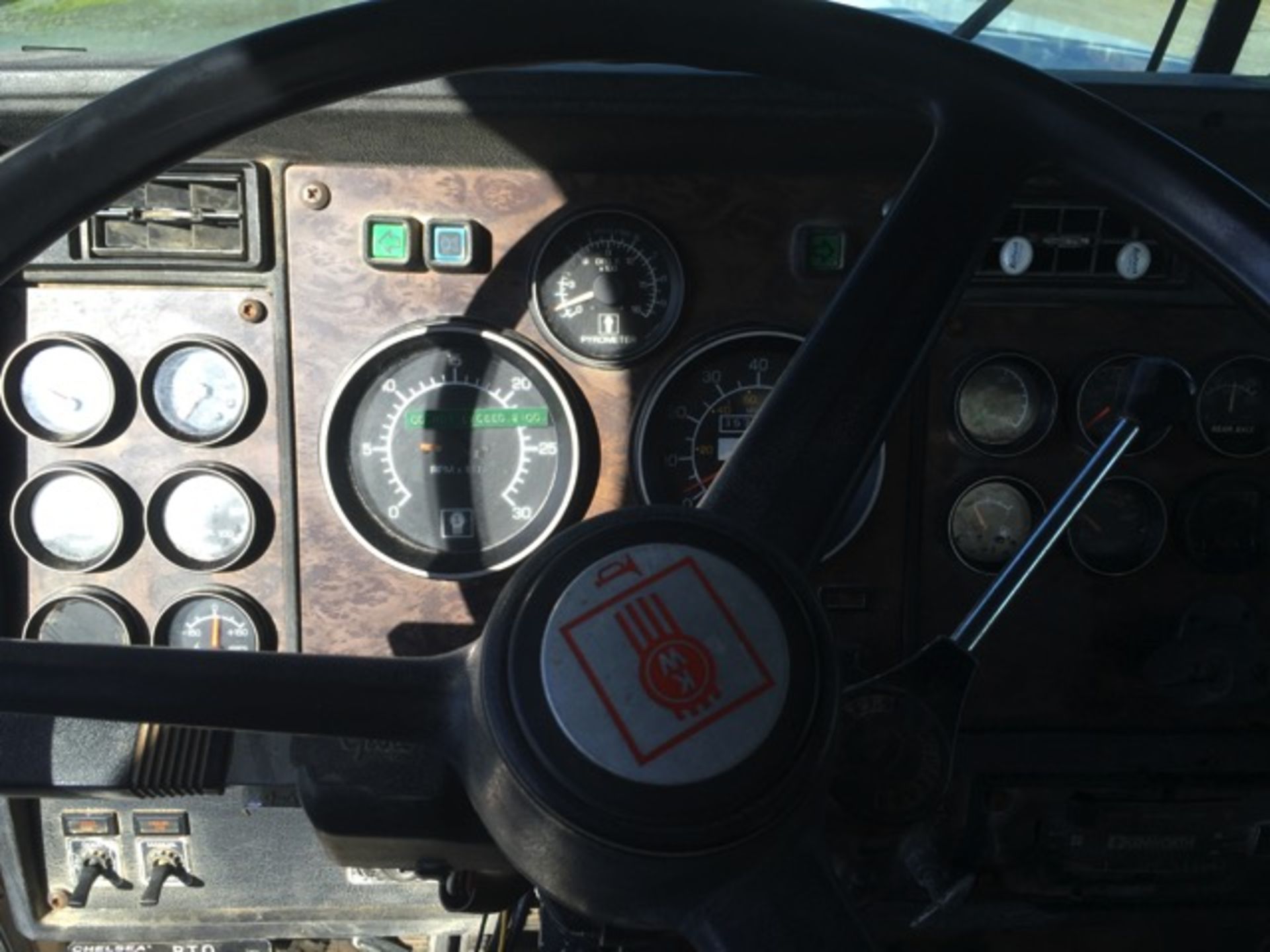 1995 Kenworth W900 Spreader Truck, Manuel Trans, Cummins Diesel, AM/FM CD, 12,000 GAWR, Odometer - Image 12 of 35