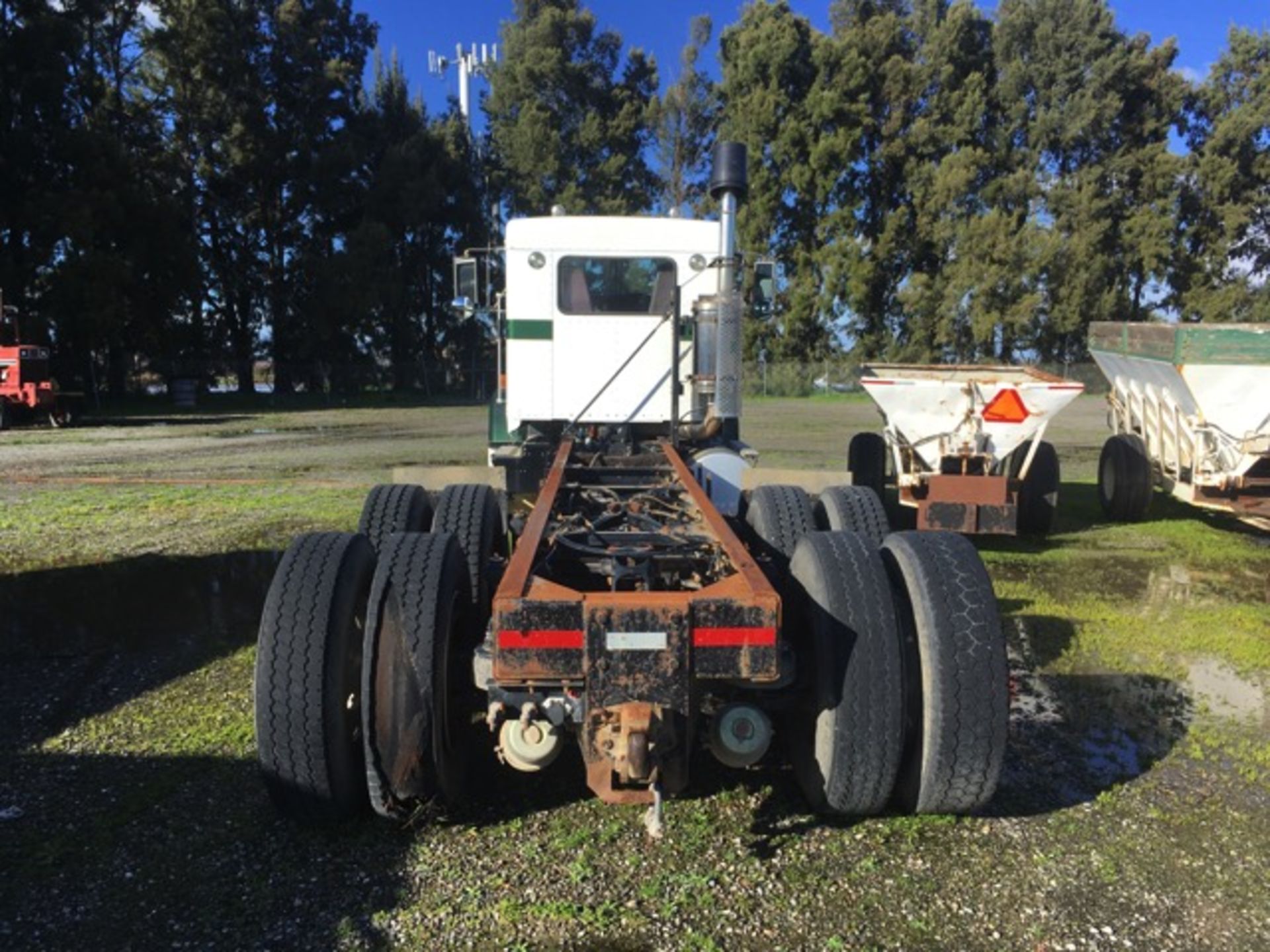 2004 Kenworth T800 Truck Tractor, L6 10.8L Cummins ISM 370 Diesel Engine, Air Brakes, Manuel - Image 5 of 29