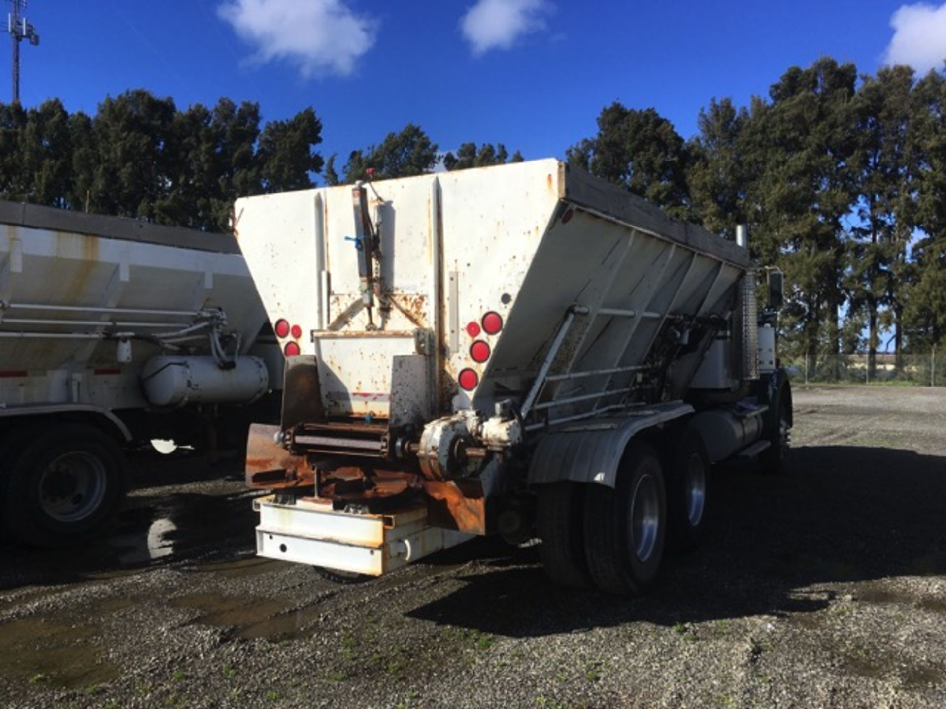 1995 Kenworth W900 Spreader Truck, Manuel Trans, Cummins Diesel, AM/FM CD, 12,000 GAWR, Odometer - Image 4 of 35