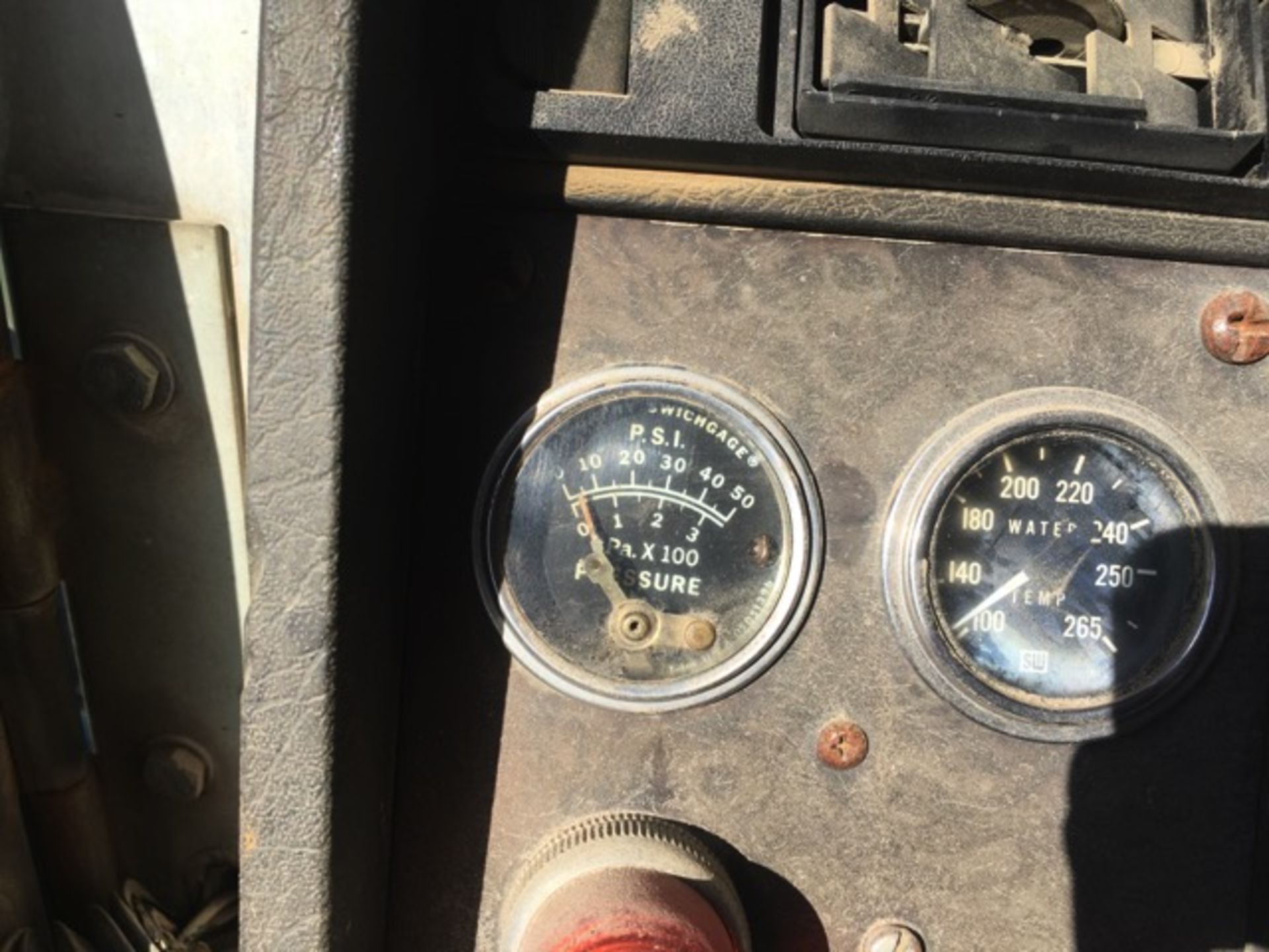 1982 Kenworth W900 Spreader Truck, Manuel Trans, Cummins Diesel Engine, AC, 46,000 GVWR, Odometer - Image 21 of 37