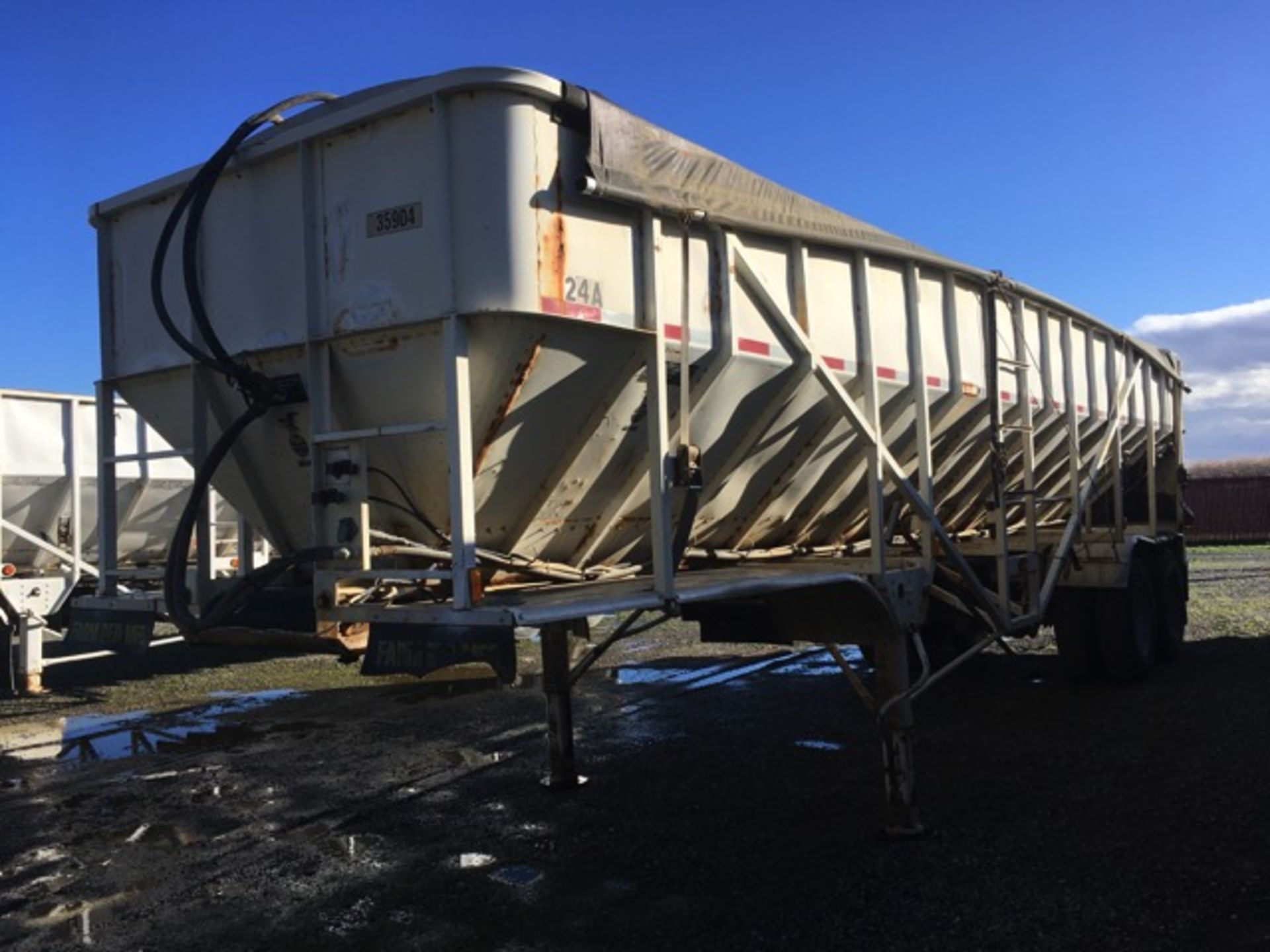 1995 Farmbed Bulk Belt Trailer, Tandem Axle, Top Hinge & Slider Controls, Roll Over Tarp, 11R22.5