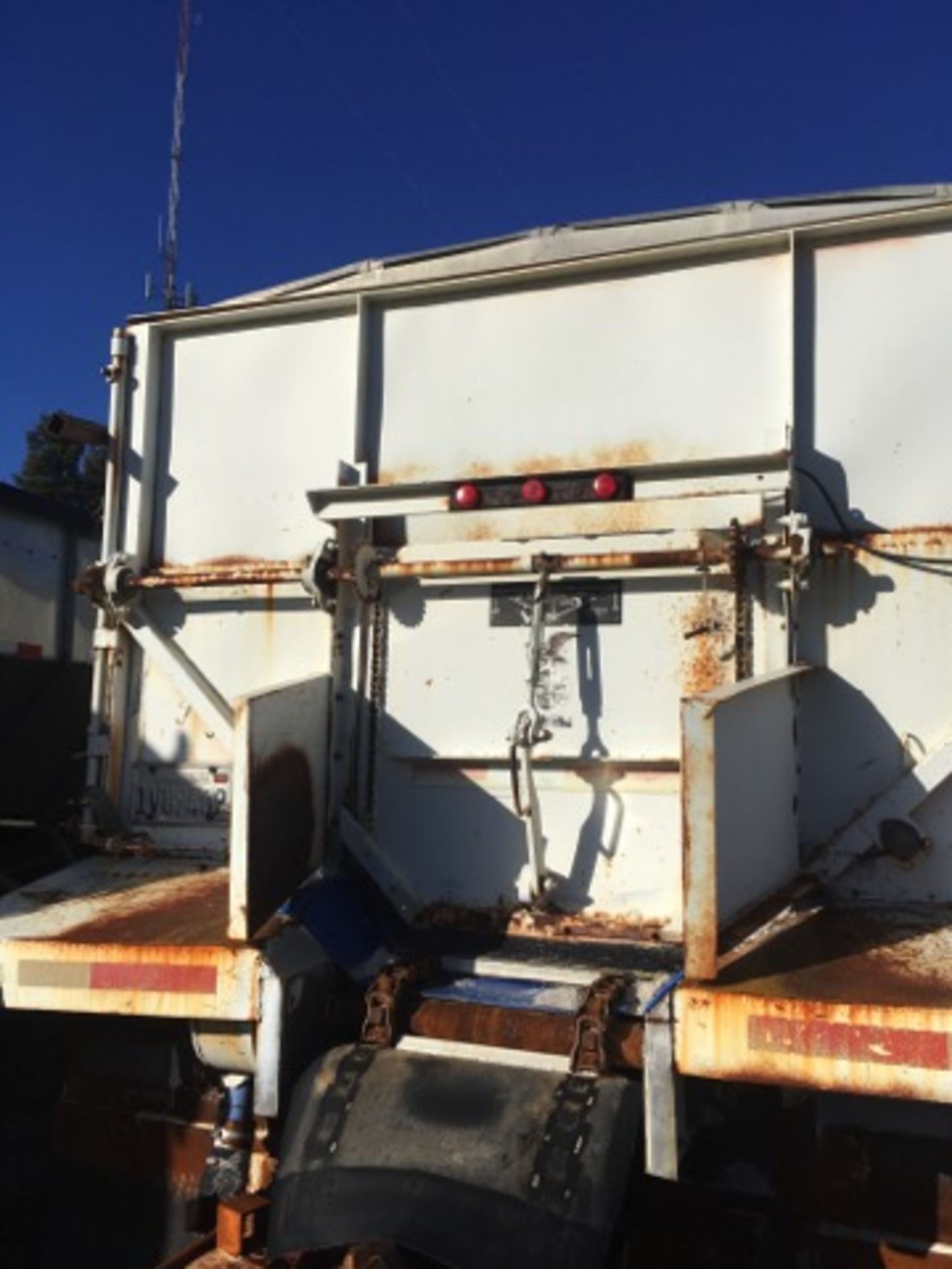 1995 Farmbed Bulk Belt Trailer, Tandem Axle, Top Hinge & Slider Controls, Roll Over Tarp, 11R22.5 - Image 7 of 14