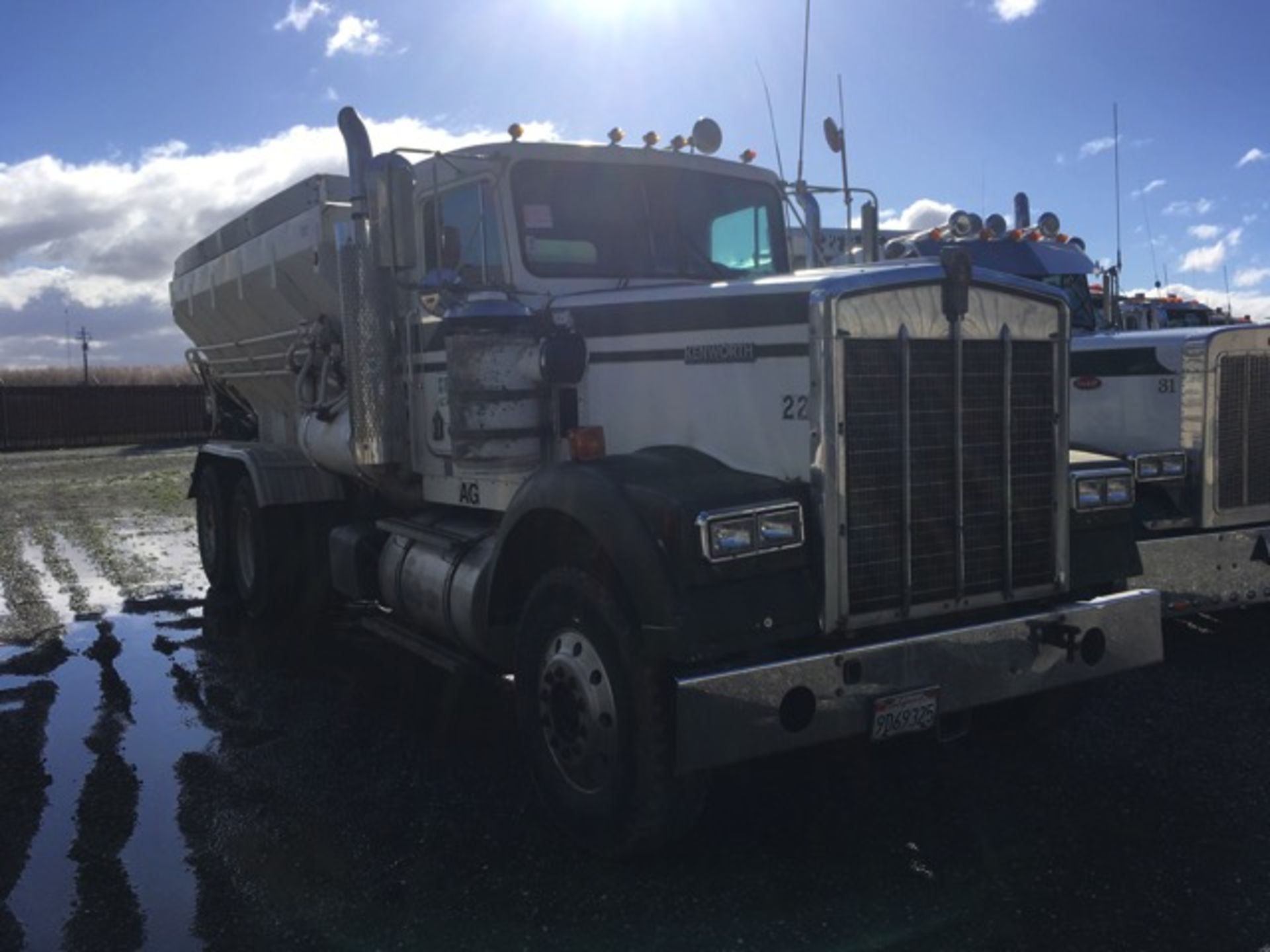 1982 Kenworth W900 Spreader Truck, Manuel Trans, Cummins Diesel Engine, AC, 46,000 GVWR, Odometer