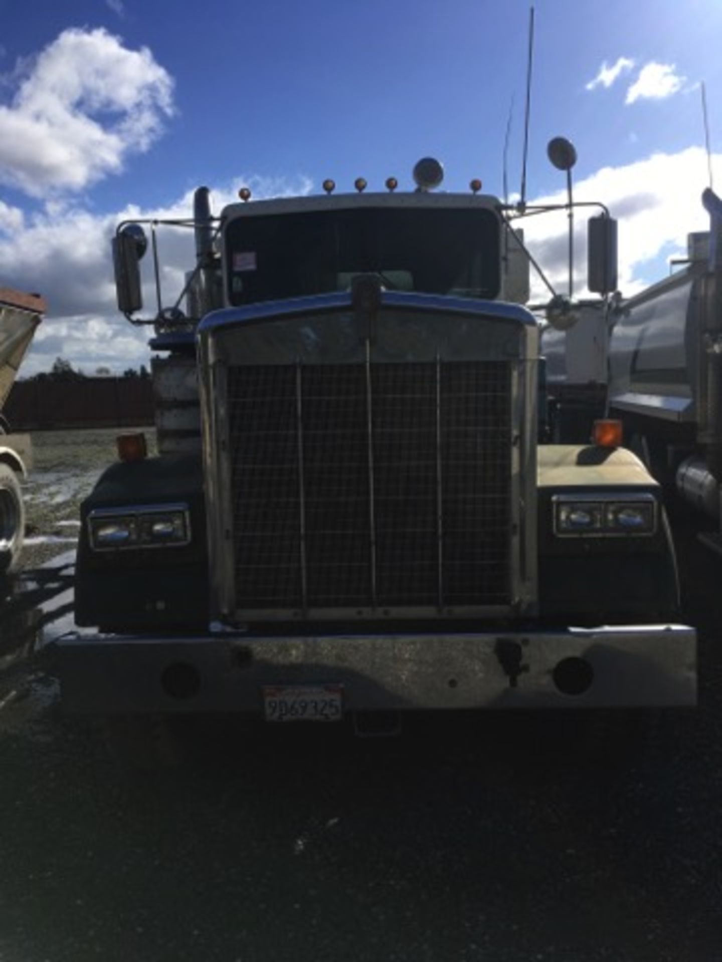 1982 Kenworth W900 Spreader Truck, Manuel Trans, Cummins Diesel Engine, AC, 46,000 GVWR, Odometer - Image 2 of 37