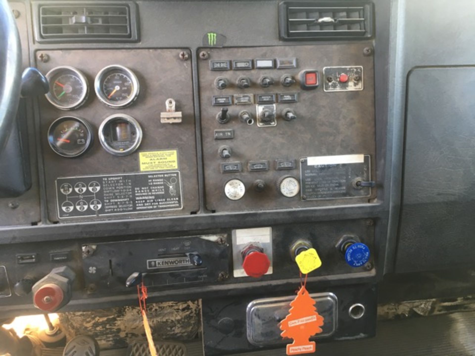 1982 Kenworth W900 Spreader Truck, Manuel Trans, Cummins Diesel Engine, AC, 46,000 GVWR, Odometer - Image 14 of 37