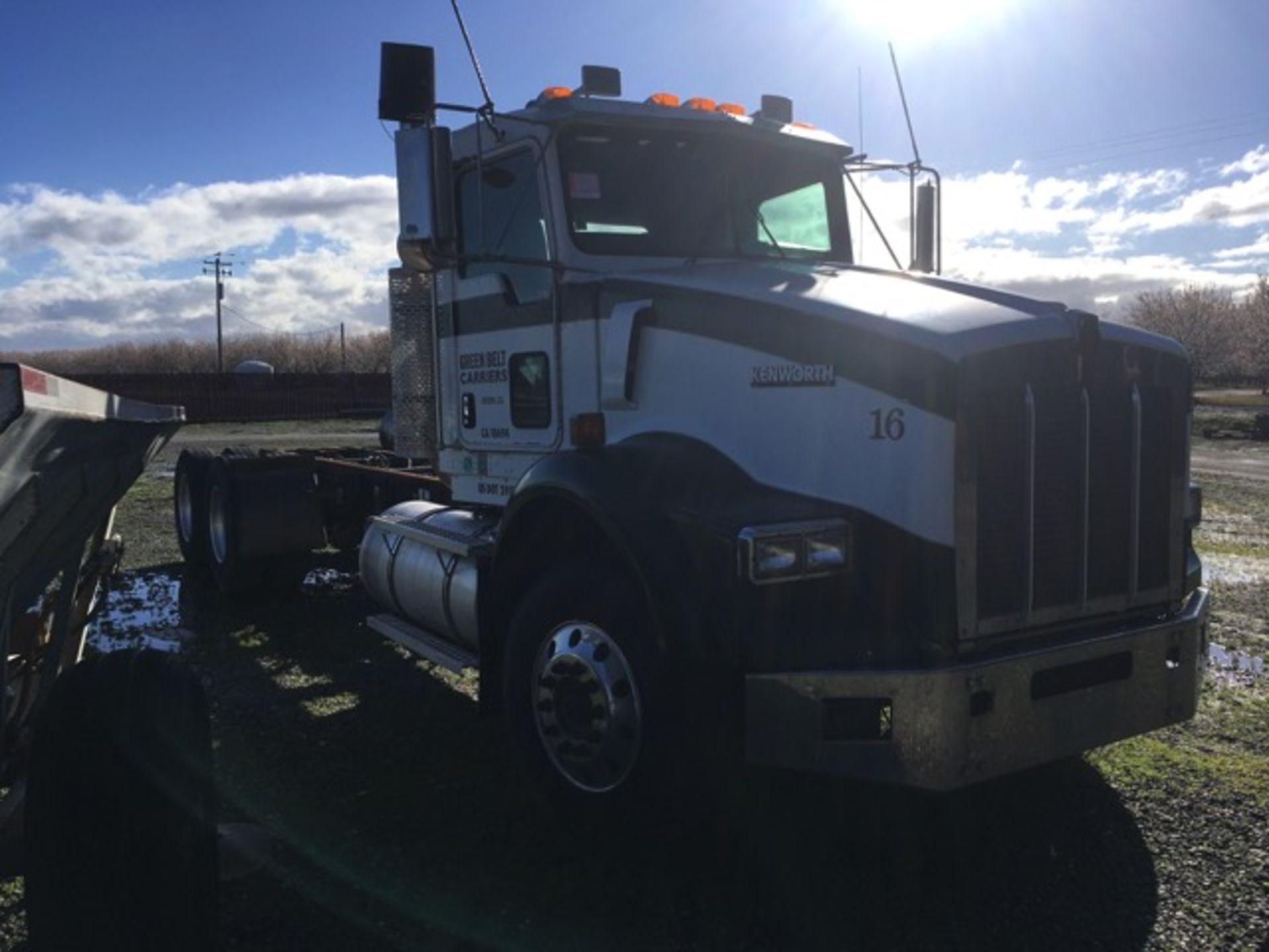 2004 Kenworth T800 Truck Tractor, L6 10.8L Cummins ISM 370 Diesel Engine, Air Brakes, Manuel