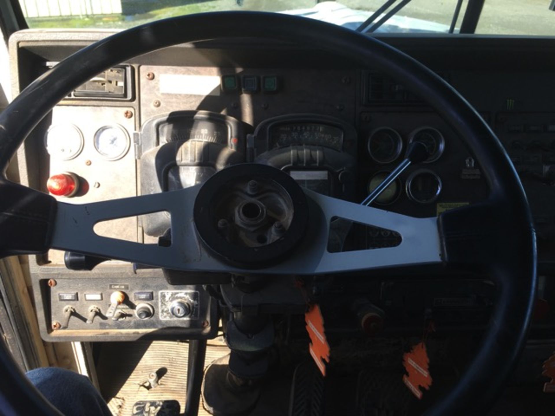 1982 Kenworth W900 Spreader Truck, Manuel Trans, Cummins Diesel Engine, AC, 46,000 GVWR, Odometer - Image 15 of 37